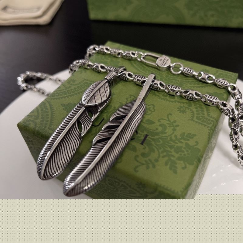 G*u*i necklaces